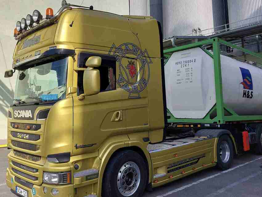 A cég kamionjainak fényképe: 16. kép