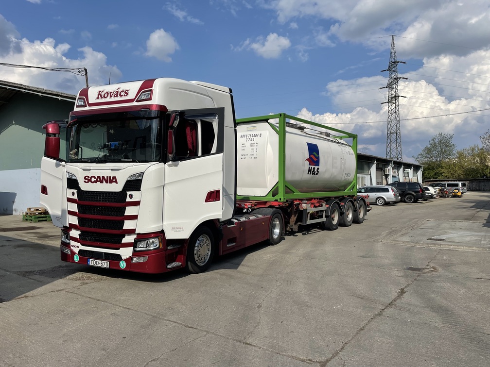 A cég kamionjainak fényképe: 13. kép