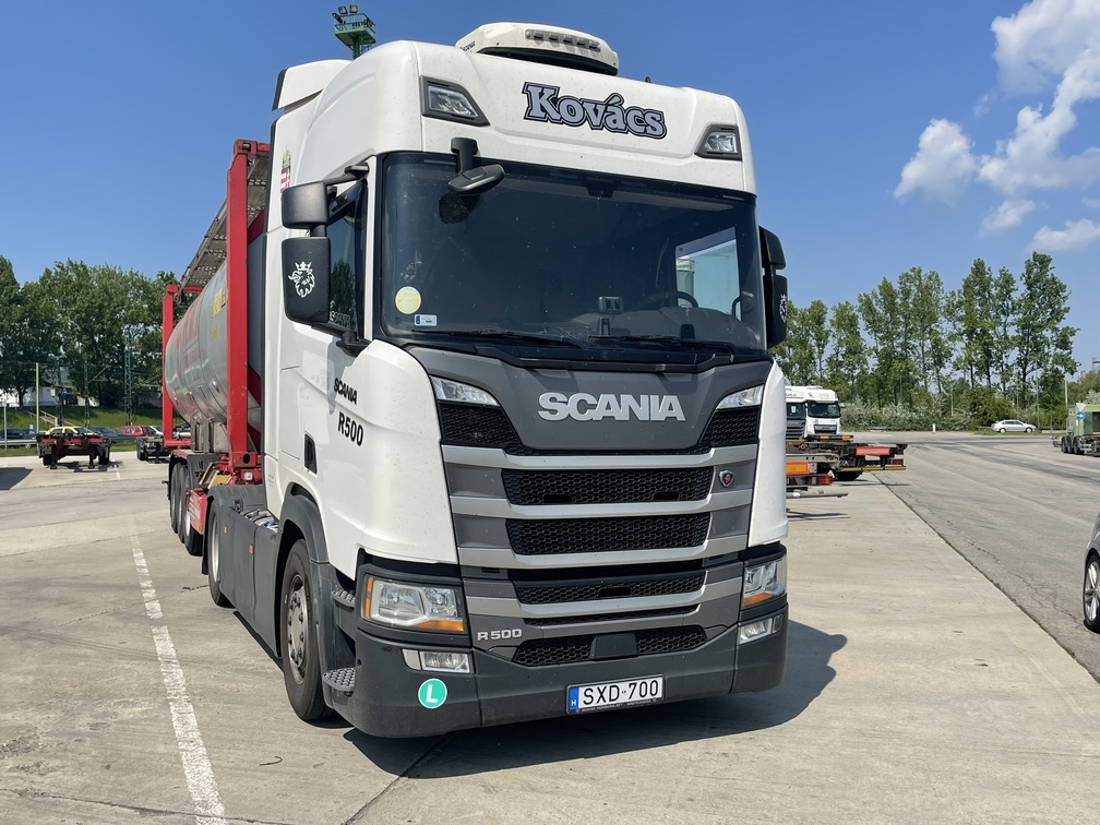 A cég kamionjainak fényképe: 9. kép