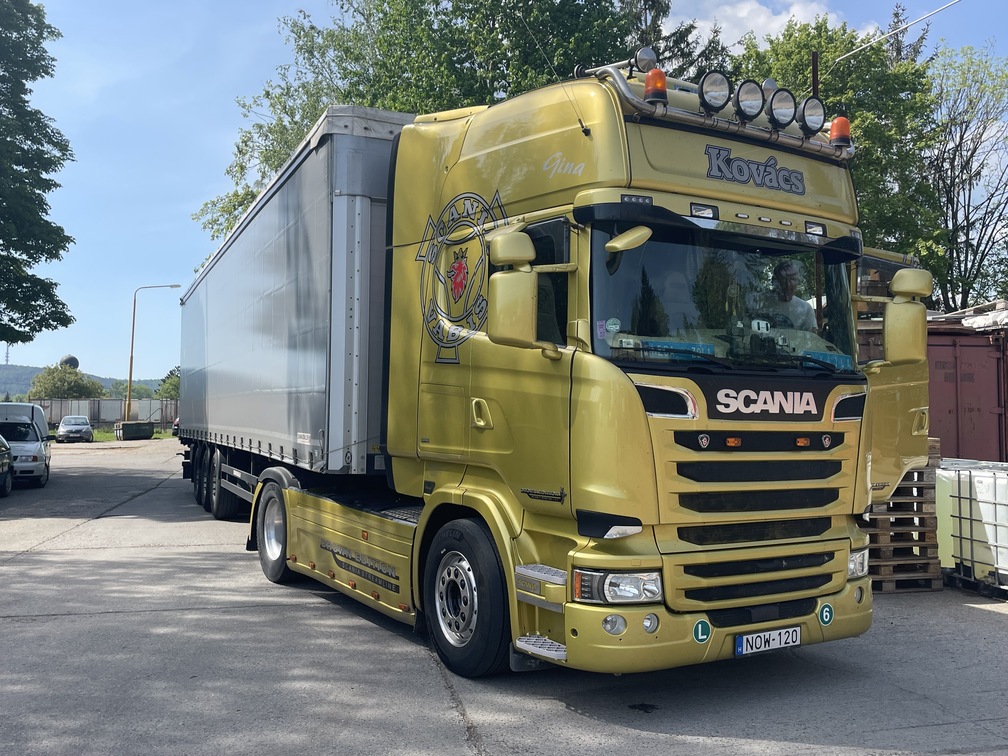 A cég kamionjainak fényképe: 7. kép