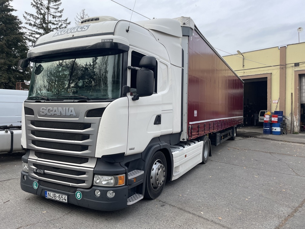 A cég kamionjainak fényképe: 12. kép