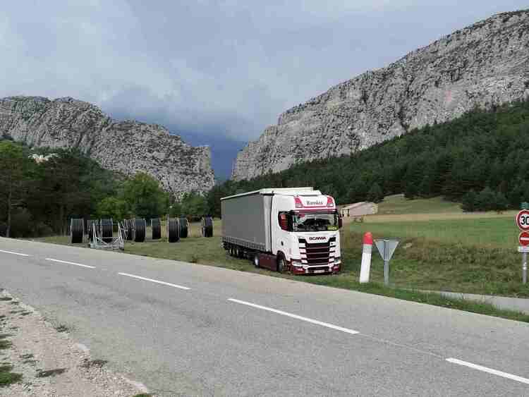 A cég kamionjainak fényképe: 17. kép