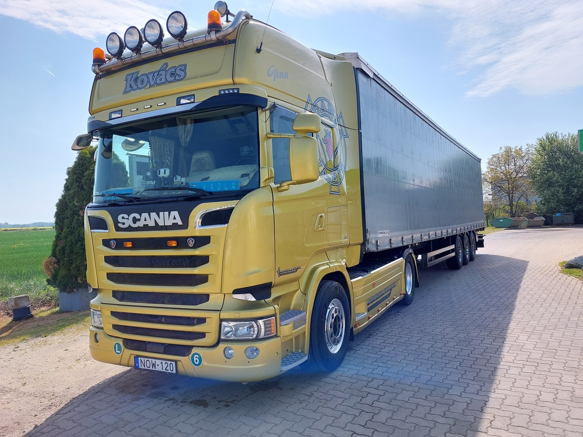 A cég kamionjainak fényképe: 4. kép